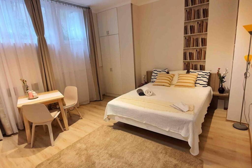 Flat In The Center Of Apartment *